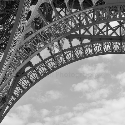 Eiffel Tower_black_and_white-2